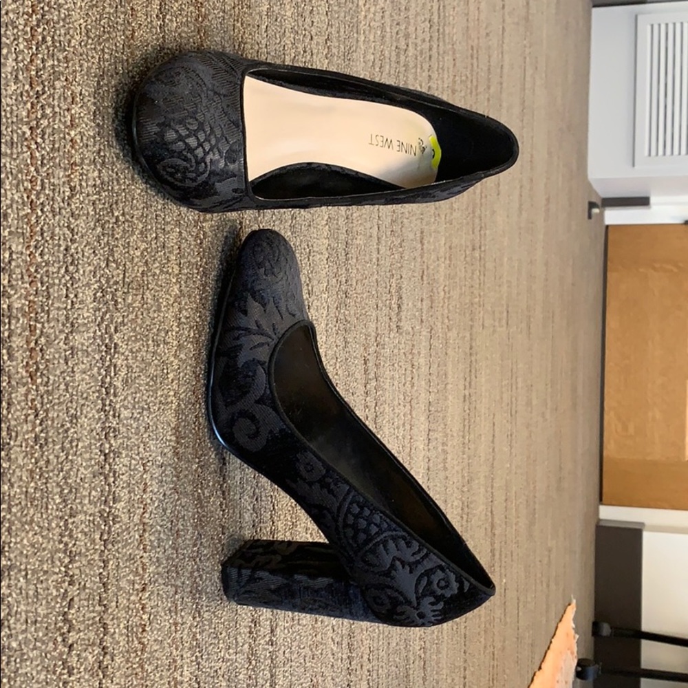 Black velvety patterned block heel pumps
